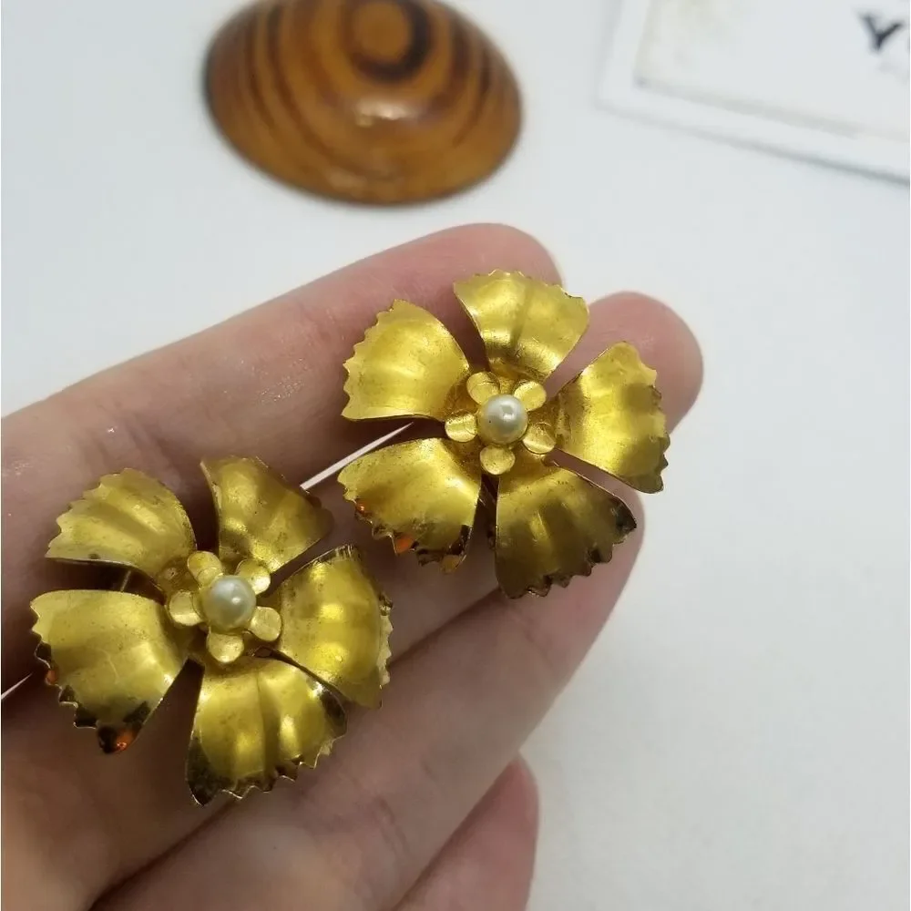 vintage Gold‎ dahlia clip on earrings
